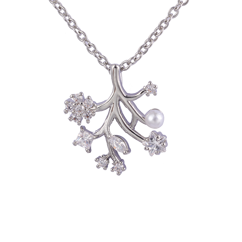 Blossom Charm 项链珍珠和方晶锆石装饰