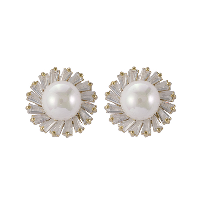  珍珠和方晶锆石雏菊耳钉 2.43-2.9 美元